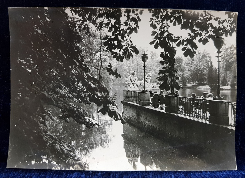 O VEDERE DE LA PALATUL LAZIENKI , VARSOVIA , FOTOGRAFIE MONOCROMA, PE HARTIE LUCIOASA , PERIOADA INTERBELICA