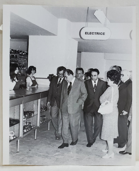 OFICIALI LA RAIONUL DE PIESE ELECTRICE PENTRU AUTOMOBIL  , DESCHIDEREA MAGAZINULUI I.D.M.S. , SOS. COLENTINA , BLOC 64 , FOTOGRAFIE , MAI , 1977