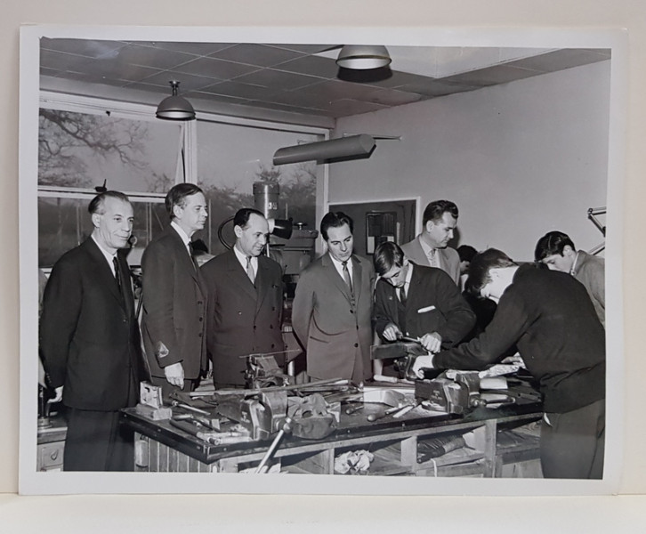 OFICIALI ROMANI IN VIZITA  LA CROWN WOODS SCHOOL , LONDRA  , FOTOGRAFIE , IANUARIE , 1965