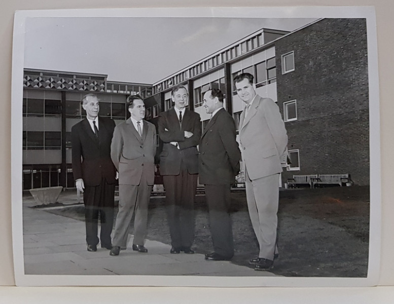 OFICIALI ROMANI IN VIZITA  LA CROWN WOODS SCHOOL , LONDRA  , IN CURTE , FOTOGRAFIE , IANUARIE , 1965