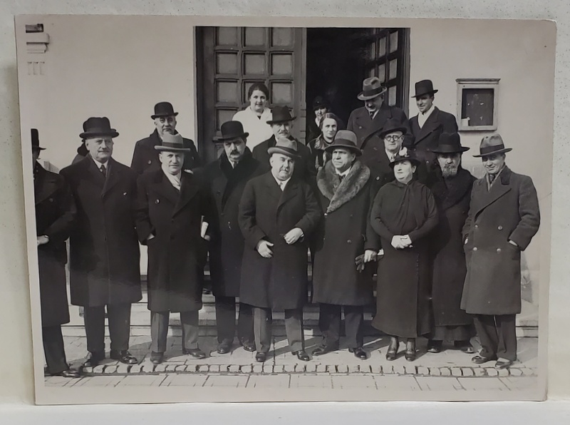 OFICIALITATI ROMANE INSOTITI   DE PREOT , POZA DE GRUP , FOTOGRAFIE , ANII '30