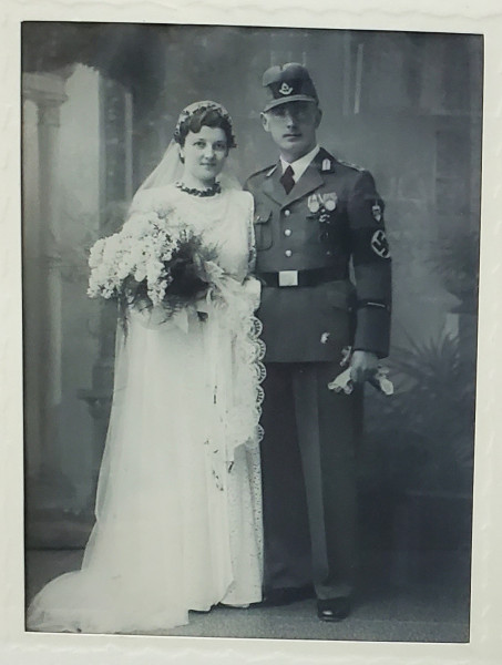 OFITER GERMAN IN UNIFORMA , CU ZVASTICA PE BRAT , CU SOTIA  IN ZIUA CASATORIEI , FOTOGRAFIE INRAMATA , ANII '30