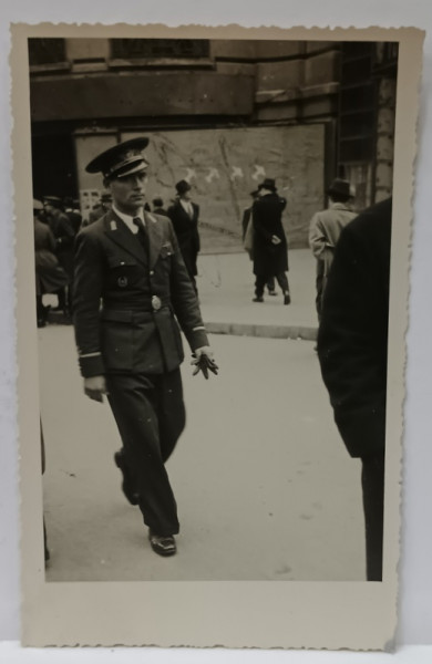 OFITER ROMAN DE AVIATIE , IN UNIFORMA , LANGA CERCUL MILITAR , FOTOGRAFIE FORMAT CARTE POSTALA , PERIOADA INTERBELICA