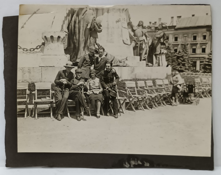 OFITERI ROMANI SI CIVILI , POZAND IN FATA MONUMENTULUI LUI MATEI CORVIN DIN CLUJ , FOTOGRAFIE LIPITA PE CARTON , PERIOADA INTERBELICA