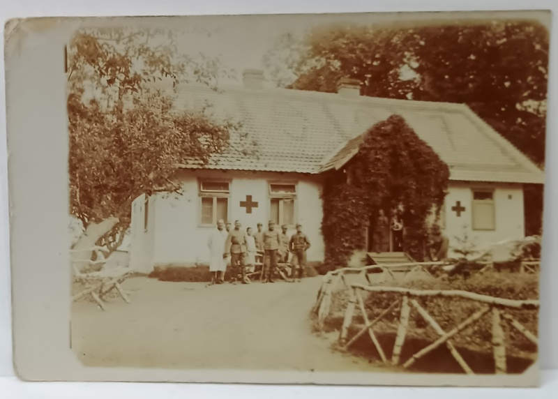 OFITERI SI MEDICI MILITARI IN FATA UNUI SPITAL MILITAR , FOTOGRAFIE , DATATA 1917