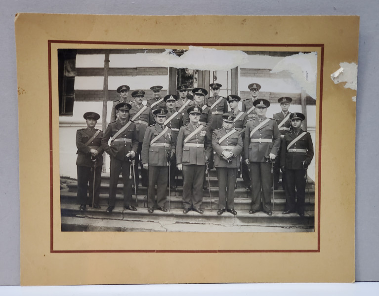 OFITERII SPITALULUI MILITAR GALATI , FOTO DE GRUP , OCTOMBRIE 1937 , PARTEA SUPERIOARA DEGRADATA