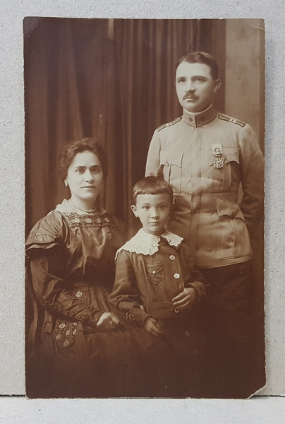 OFITERUL  ROMAN  ION SAIDAC , VIITOR GENERAL , IMPREUNA CU SOTIA  SI COPILUL , POZAND IN STUDIO , FOTOGRAFIE TIP  CARTE POSTALA , PRIOADA INTERBELICA