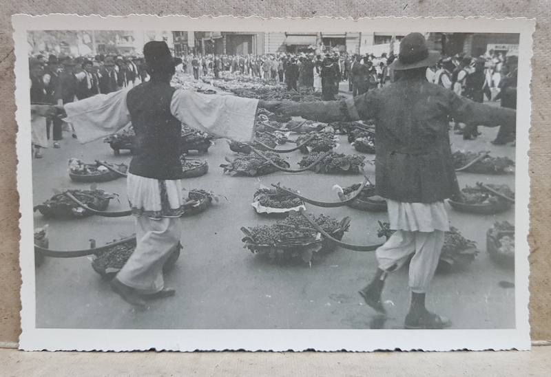 OLTENI PRINSI IN HORA IN JURUL COBILITELOR ASEZATE PE CALEA VICTORIEI , IN PIATA PALATULUI REGAL , IN ' SAPTAMANA FRUCTELOR  '  , FOTOGRAFIE TIP CARTE POSTALA , NECIRCULATA , DATATA OCT. 1934