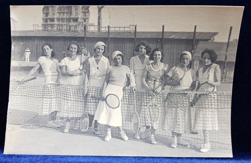 OPT JUCATORE DE TENIS , POZAND LA FILEU , FOTOGRAFIE MONOCROMA, CU OCAZIA CEFERIADEI 1940 , PE VERSO , MARGINEA DIN STANGA EXFOLIATA *