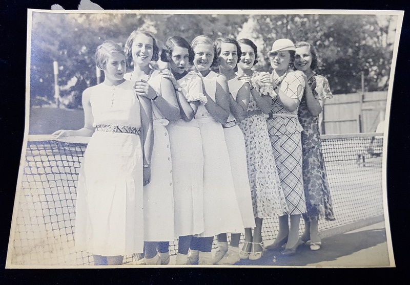 OPT TENISMENE , FOTOGRAFIE DE GRUP PE TEREN, LANGA FILEU , FOTOGRAFIE MONOCROMA, PE HARTIE CRETATA , CU OCAZIA CEFERIADEI 1940