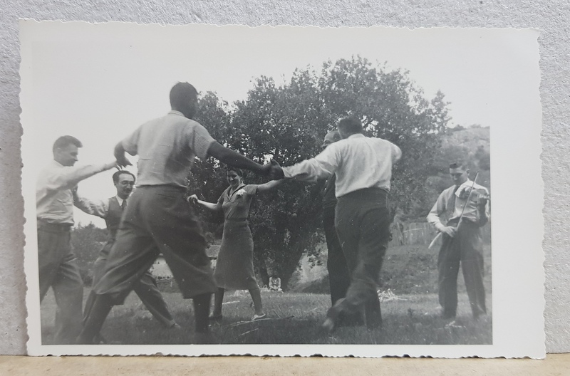 ORASENI PRINSI IN HORA , LANGA MANASTIREA COCOS , FOTOGRAFIE TIP CARTE POSTALA , MONOCROMA , NECIRCULATA , DATATA  MAI 1939