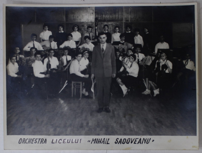 ORCHESTRA LICEULUI ' MIHAIL SADOVEANU ' , FOTOGRAFIE DE GRUP , ANII ' 60