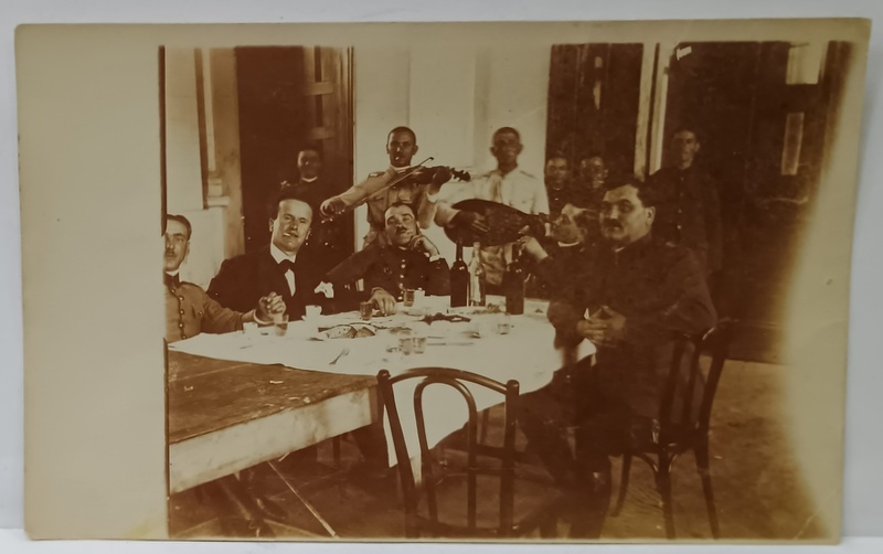 ORHEI - BASARABIA , SARBATORIREA ZILEI DE 1 MAI LA CERCUL MILITAR , POPOTA , OFITERI , CIVILI , LAUTARI  , LA MASA , FOTOGRAFIE FORMAT CARTE POSTALA , INTERBELICA