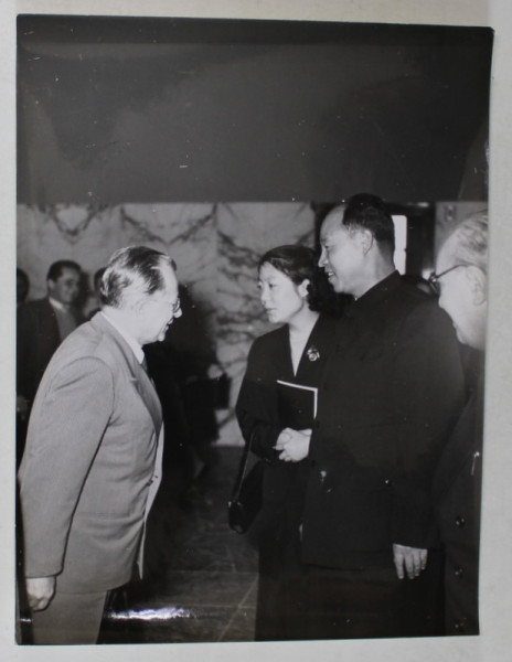 PALMIRO TOGLIATTI DISCUTAND CU PRIMARUL PEKINULUI , CONGRESUL AL VIII - LEA AL P.C.I. , ROMA  , FOTOGRAFIE DE PRESA , 1956