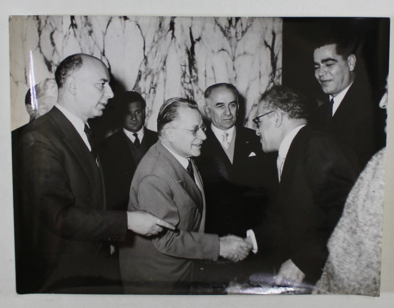 PALMIRO TOGLIATTI SALUTAND UN PARTICIPANT LA CONGRESUL AL VIII - LEA AL P.C.I. , ROMA , FOTOGRAFIE DE PRESA , 1956