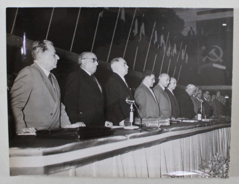 PALMIRO TOGLIATTI si LUIGI LONGO LA INTONAREA ' INTERNATIONALEI '  , CONGRESUL AL VIII - LEA AL P.C.I. , ROMA , FOTOGRAFIE DE PRESA , 1956