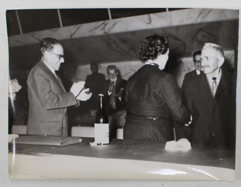 ' PAPA CERVI ' , LUPTATOR ANTIFASCIST , SALUTAT LA AL VIII - LEA CONGRES AL P.C.I. , ROMA , FOTOGRAFIE DE PRESA , 1956