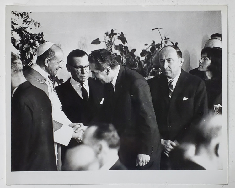 PAPA PAUL AL VI - LEA SI AMBASADORUL MIHAIL HASEGANU LA SEDIUL O.N.U. , FOTOGRAFIE , ANII ' 60