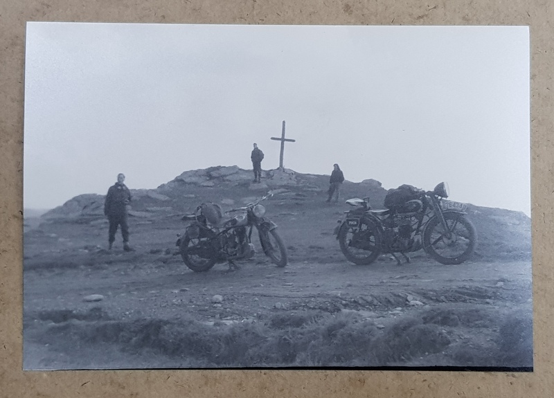 PARANG , DRUMUL REGELUI , EXCURSIONISTI CU DOUA MOTOCICLETE , LANGA O CRUCE , FOTOGRAFIE TIP CARTE POSTALA , MONOCROMA, DATATA SEPT. 1954