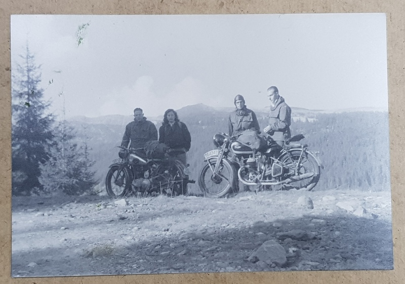 PARANG , PE DRUMUL REGELUI , DOUA MOTOCILETE CU ECHIPAJELE LOR , FOTOGRAFIE TIP CARTE POSTALA , MONOCROMA, SEPT. 1954