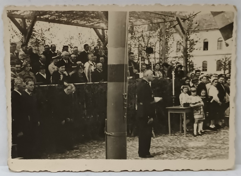 PARTICIPANTI  IN TRIBUNA LA O FESTIVITATE OFICIALA , PERIOADA INTERBELICA , FOTOGRAFIE