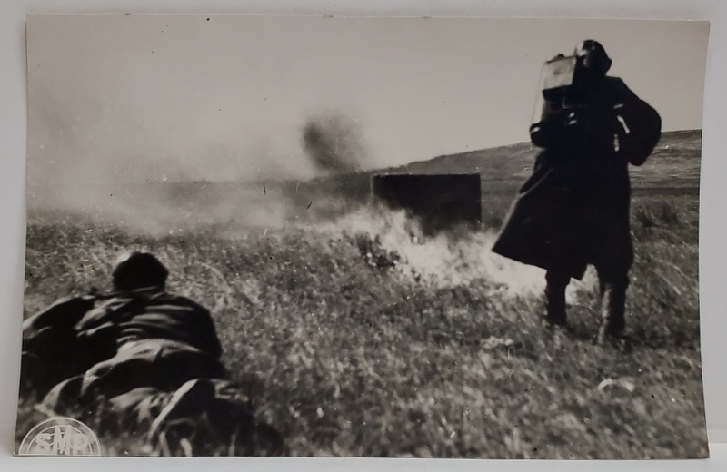 PE FRONTUL CUBANULUI , SOLDATI ROMANI IN ATAC CU ARUNCATORUL DE FLACARI , FOTOGRAFIE DE PRESA , 31 MAI 1943