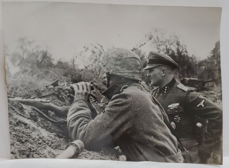 PE NIPRU , UN CUIB GERMAN DE MITRALIERA  SUPRAVEGHEAZA MISCARILE INAMICULUI DE PE CELALAT MAL , FOTOGRAFIE DE PRESA , 8 NOIEMBRIE , 1943