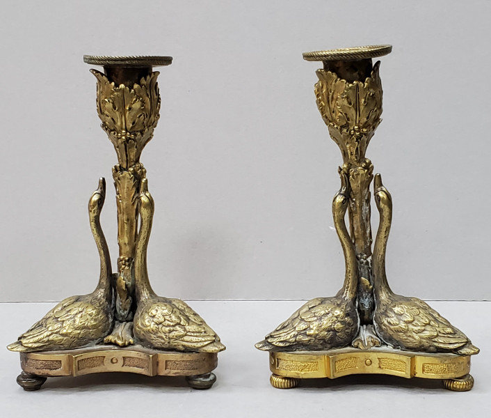 Pereche de sfesnice din bronz aurit, decorate cu lebede, Franta, cca. 1900