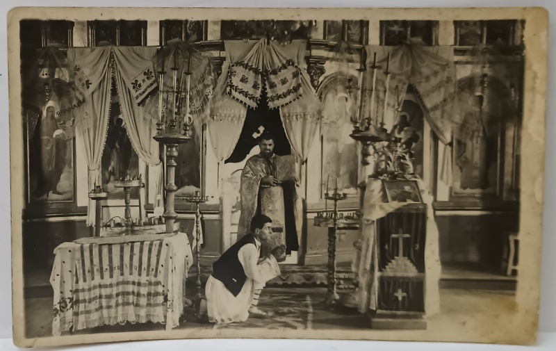 PETRACHE LUPU IN BISERICA si PREOTUL CU EVANGHELIA , FOTOGRAFIE FORMAT CARTE POSTALA , 1935