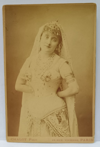 PHOTO. CHALOT , PARIS , TANARA IN COSTUM ORIENTAL  , FOTOGRAFIE CABINET , SFARSITUL SEC. XIX