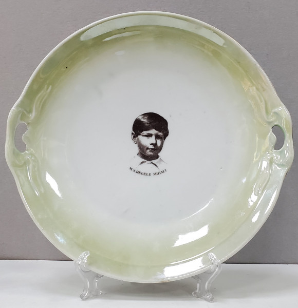 Platou din portelan decorat cu efigia M. S. Regele Mihai I