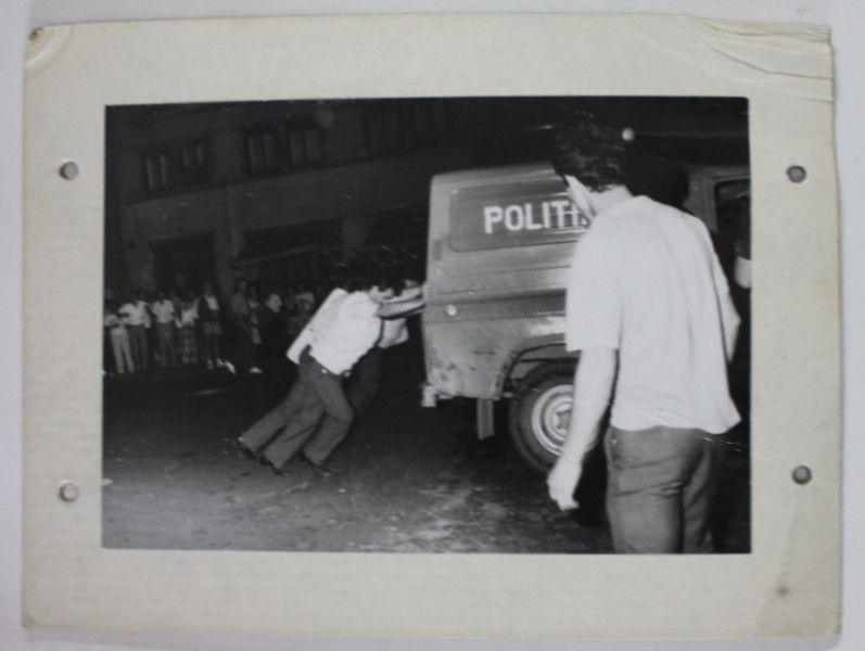 POLITISTI IMPINGAND O DUBA RAMASA IN PANA  IN ZONA BULEVARDULUI N. BALCESCU , FOTOGRAFIE ,  APRILIE - IUNIE , 1990