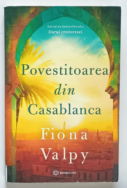POVESTITOAREA DIN CASABLANCA de FIONA VALPY , 2023 , PREZINTA INSEMNARI PE PAGINA DE TITLU  *, PETE SI HALOURI DE APA *