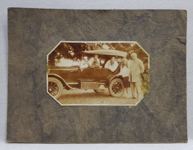 POZA DE GRUP LANGA UN AUTOMOBIL DE EPOCA , FOTOGRAFIE DE FORMAT MIC , PE PASPARTU DE CARTON , INCEPUTUL SEC. XX