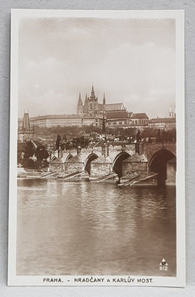 PRAGA , CARTIERUL SI CETATEA HRADCANY SI PODUL CAROL , CU RAUL VLTAVA , CARTE POSTALA ILUSTRATA , MONOCROMA, NECIRCULATA , DATATA 1924