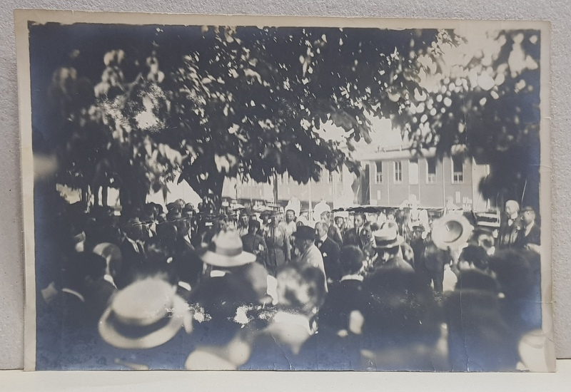 PRIMIREA  UNEI DELEGATII , LANGA VAGOANELE DE TREN , FOTOGRAFIE MONOCROMA, PERIOADA INTERBELICA