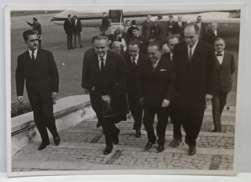 PRINTUL RAINIER DE MONACO LA SOSIREA PE AEROPORT , CU SUITA , FOTOGRAFIE , ANII ' 60