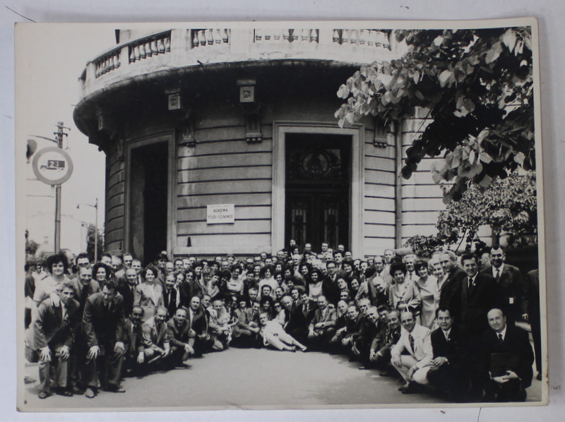 PROMOTIE DE ABSOLVENTI AI A.S.E. , BUCURESTI ,  INTALNIRE PESTE ANI , FOTOGRAFIE DE GRUP , 1971