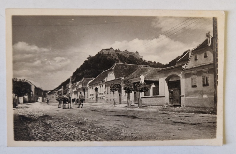 RASNOV , STRADA PRINCIPALA , IN PLAN SECUND :  CETATEA , FOTO. ORIG. J. FISCHER , CARTE POSTALA , INTERBELICA