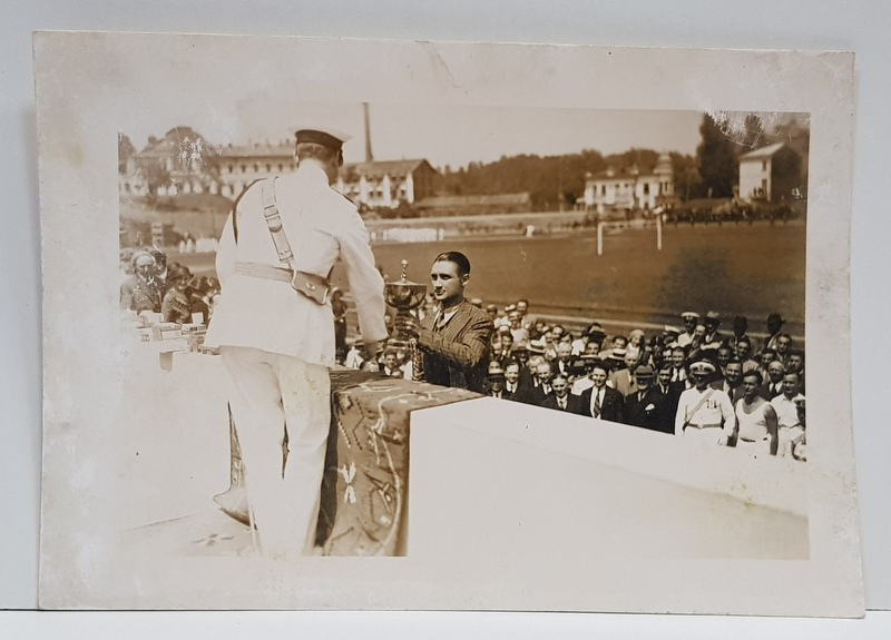 REGELE CAROL AL - II - LEA INMANAND UN TROFEU SPORTIV , FOTOGRAFIE INTERBELICA