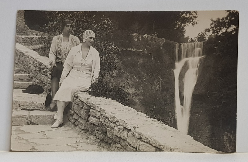 REGINA MARIA A ROMANIEI INSOTITA DE O DOAMNA IN FATA CASCADEI LA BALCIC , STUDIO FOTO CHR. NIELSEN - BALCIC , FOTOGRAFIE TIP CARTE POSTALA , NECIRCULATA , PERIOADA INTERBELICA