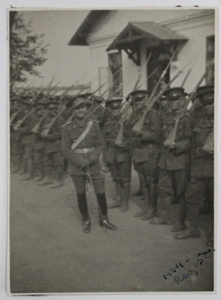 ROMANIA , SOLDATI CU COMANDANTUL LOR CU ARMELE PE UMAR , FOTOGRAFIE , 1934