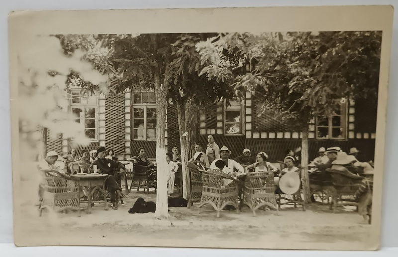 ROMANIA ( ?)  , TURISTI PE TERASA UNUI RESTAURANT , STATIUNE MARITIMA , FOTOGRAFIE TIP CARTE POSTALA  , PERIOADA INTERBELICA