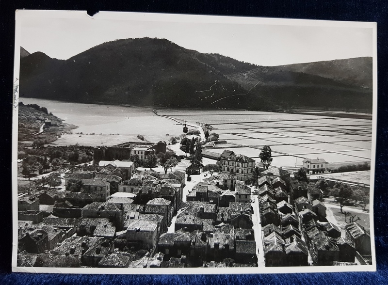 SALINE IN DALMATIA , FOTOGRAFIE MONOCROMA, PE HARTIE LUCIOASA , PERIOADA INTERBELICA , LIPS AO PARTICICA DIN MARGINEA DE SUS *