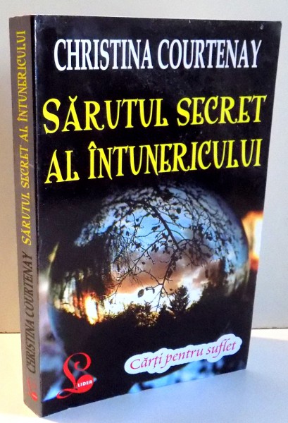 SARUTUL SECRET AL INTUNERICULUI de CHRISTINA COURTENAY , 2015