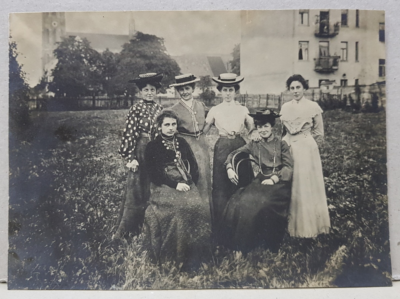 SASE TINERE IN ROCHII DE POCA SI PALARII , POZAND INTR-O GRADINA , FOTOGRAFIE MONOCROMA, PE HARTIE CRETATA , DATATA PE VERSO 1910