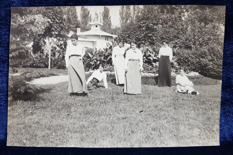 SASE TINERE POZAND IN GRADINA , LA IZBICENI , FOTOGRAFIE MONOCROMA, DATATA 1915