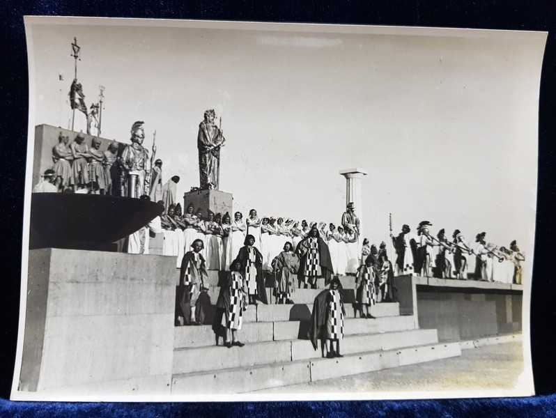 SCENA DIN SPECTACOLUL ' LE REVE DE TYRS '  - PHOTO  CENTROPRESS PRAHA , FORTOGRAFIE PE HARTIE LUCIOASA , MONOCROMA, PERIOADA INTERBELICA