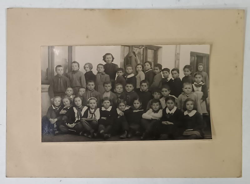 SCOLARI DIN CLASA A - III -A  POZA DE GRUP CU DOAMNA INVATATOARE , ANII '50