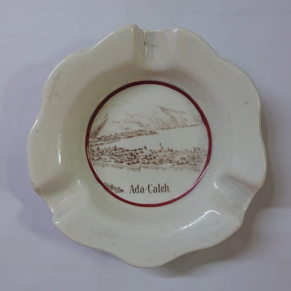 SCRUMIERA DIN PORTELAN  CU IMAGINEA INSULEI ADA KALEH, INTERBELICA